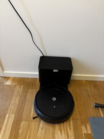 iRobot Roomba with self-emptying base